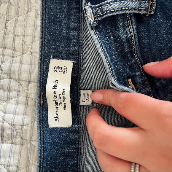 Women’s Abercrombie curve love flare  Blue Jeans - Picture 3 of 7